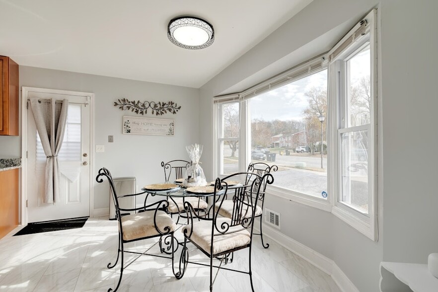 Dinning Room - 900 E Tantallon Dr
