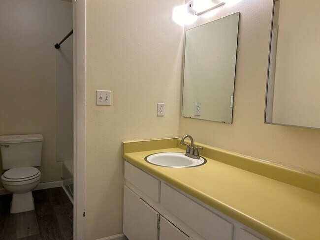 Building Photo - Updated 2 Bedroom Condo in Central Fort Collins - Available Now