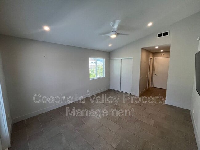 Building Photo - 835 Nueva Vista Dr S