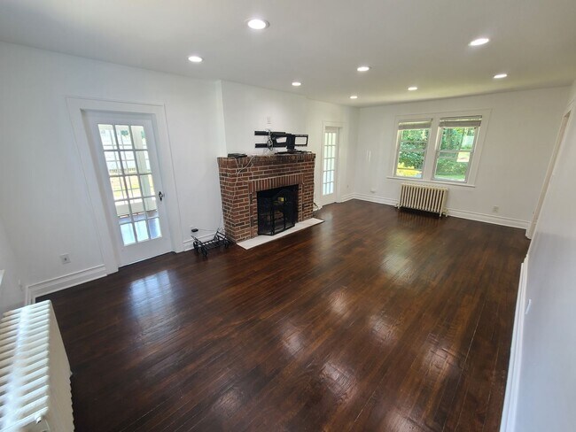 Building Photo - 4 bedrooms and 1.5 bathrooms, this home of...