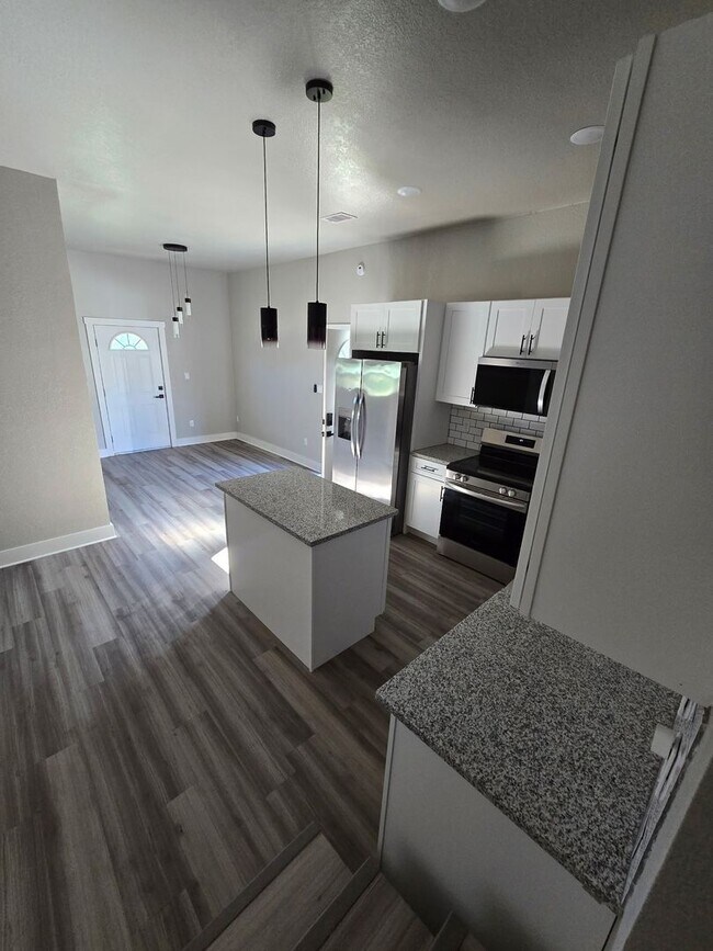 Building Photo - 3 Bed 2 Bath Apartment