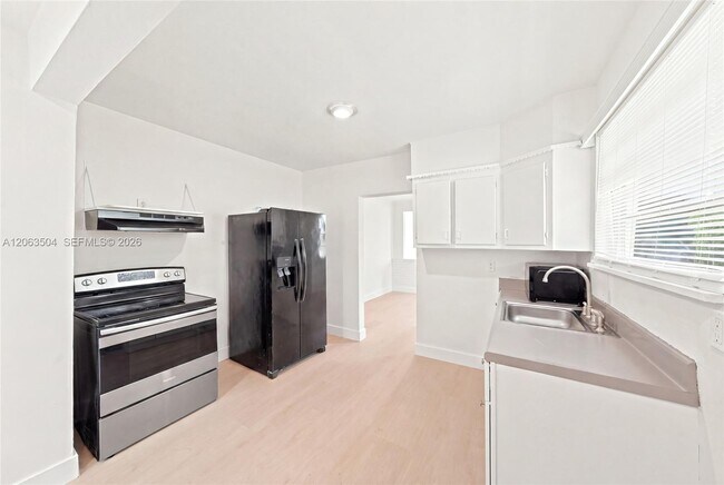 Building Photo - 119 NE 56th St