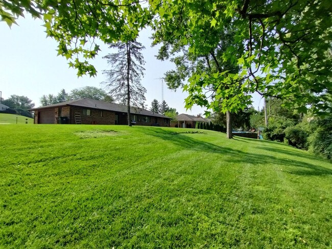Building Photo - Sprawling Gorgeous Home