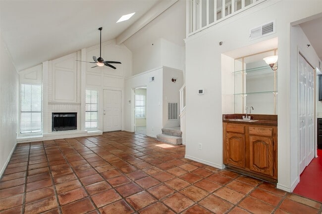 Building Photo - 1502 Villars St