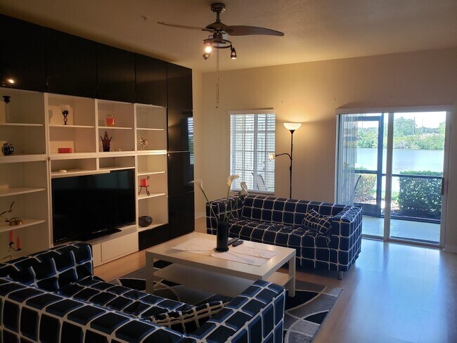 Building Photo - Lakeside Village Townhouse 2 Bedroom  2.5 Bath Available for Short-Term Rental