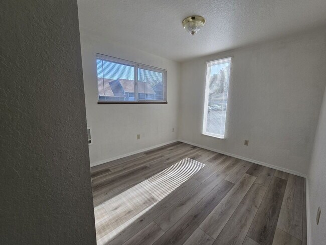 Building Photo - 140 NE Atkinson Ct