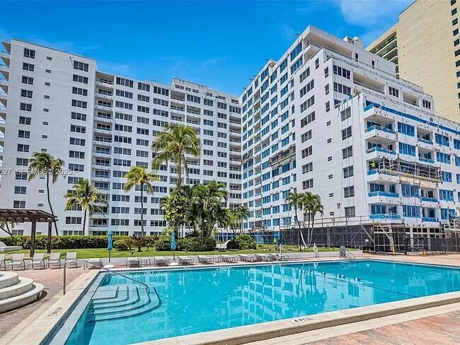 Building Photo - 5005 Collins Ave