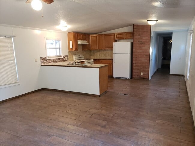 Building Photo - Beautifully Remodeled 2 Bdrm/2Ba Home with Water/Sewer/Garbage Paid