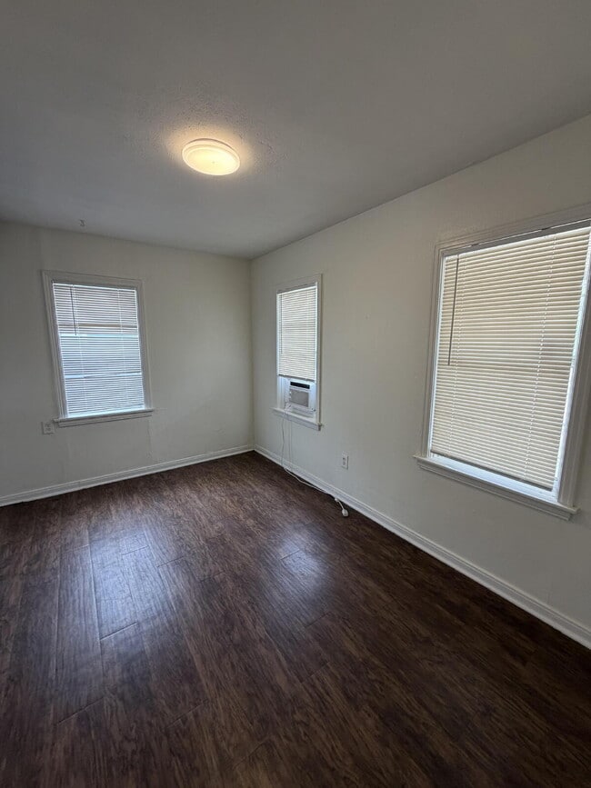 Building Photo - Wonderful updated home! 3/1!