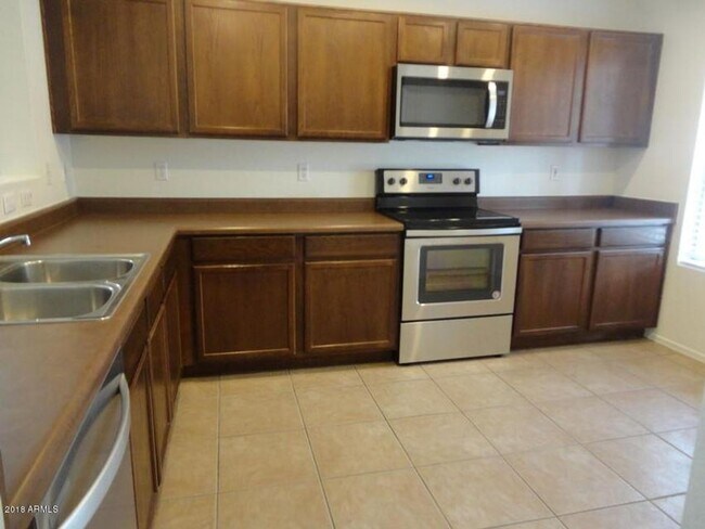 Building Photo - WATERFORD SQUARE COMMUNITY 3 BED 2.5 BATH