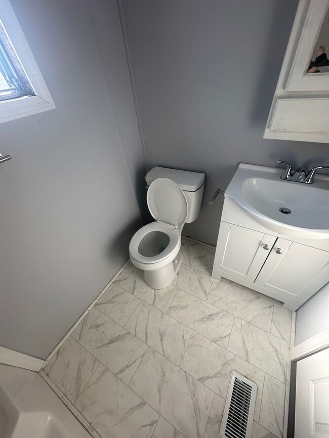 Building Photo - Discover your new HOME! 3 Bedroom, 2 Bath Mobile Home in Yorktowne