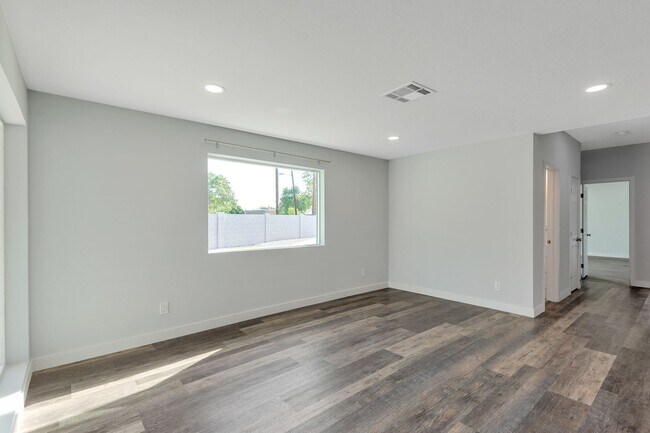 Building Photo - Huge house remodeled and close to ASU.  Pool and Turf in the yard