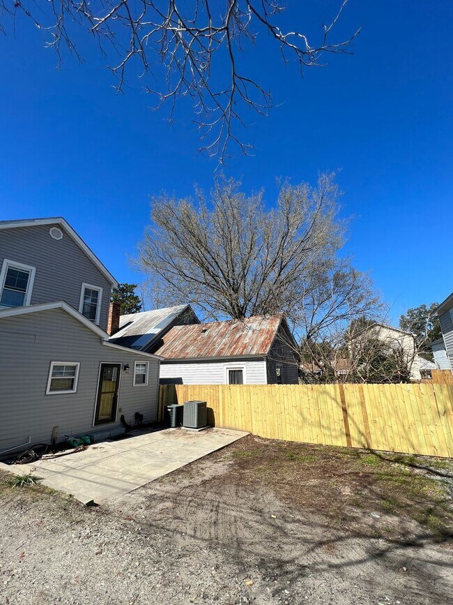 Building Photo - Beautifully refinished home!