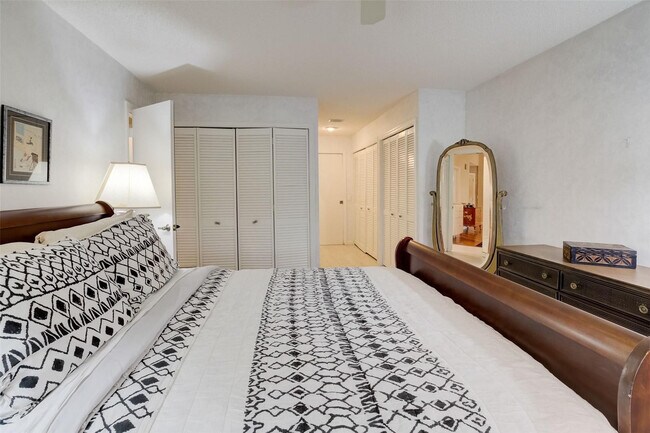 Building Photo - 5051 Pine Dr