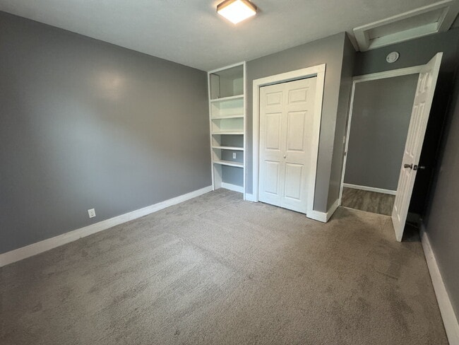 Building Photo - Charming 3-Bedroom Haven in Springfield with Spacious Living!