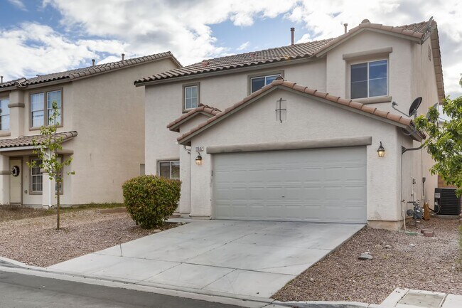Building Photo - Beautiful 3 bedroom, 2.5 bath 2 story home!