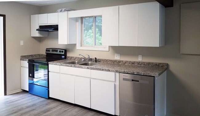 Building Photo - 3222 Evergreen Cir