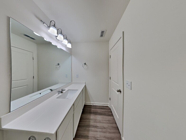 Building Photo - 126 Saginaw Ct