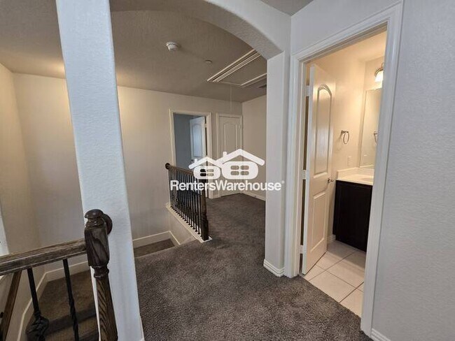 Building Photo - MOVE IN READY - Spacious 2-story townhouse...