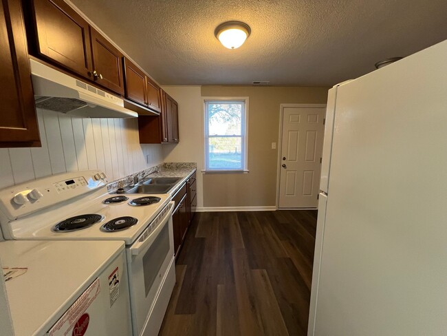 Building Photo - Cute 2 bedroom 1 bath duplex that is centrally located. Close to area bases, shopping and restaur...