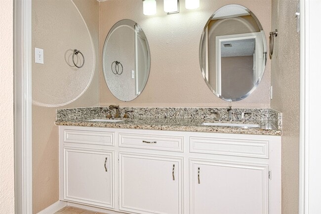 Building Photo - 518 Moore St