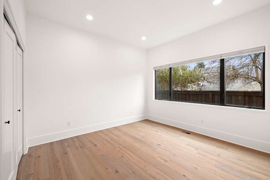 Building Photo - 2247 SE Brooklyn St