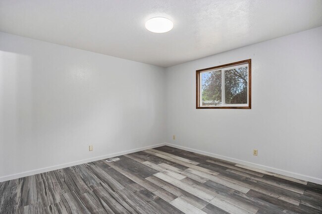 Building Photo - 3 bed, 2 bath