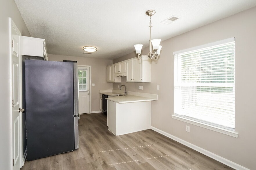 Building Photo - 6650 Black Oak Dr