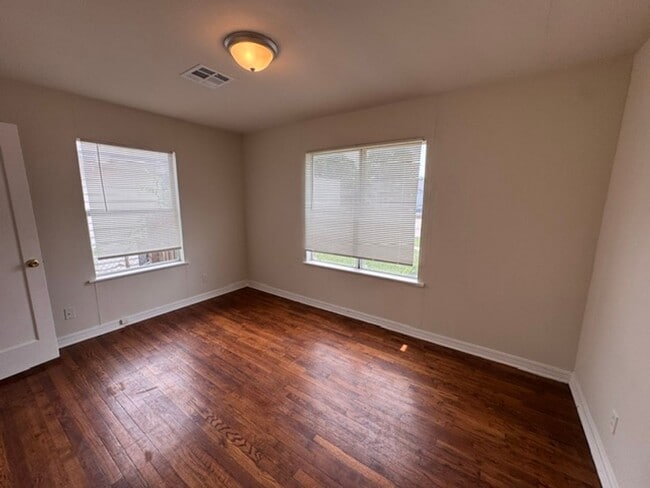 Building Photo - 2 bed 1 bath huge outdoor space and one car garage in Norman!