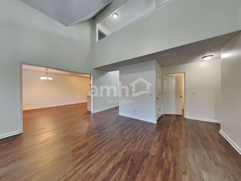 Building Photo - 2935 Greentree Dr