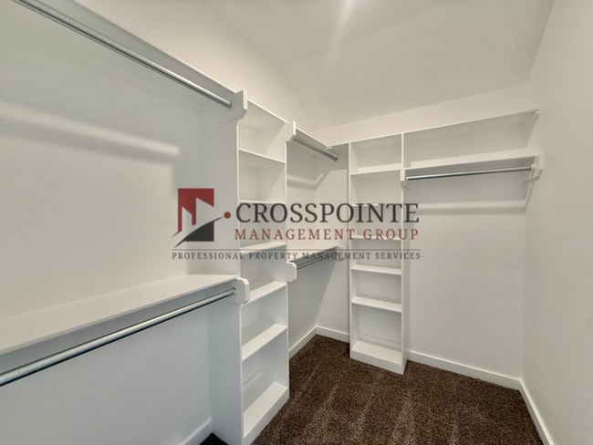 Building Photo - Stunning 3 bedroom 2 bathroom Home!