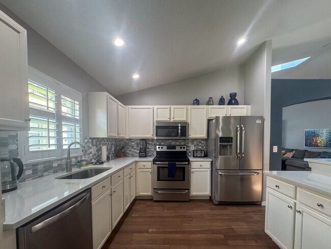 Building Photo - Beautifully updated and modern 5 bedroom 4 bathroom pool home located in the Orange Tree