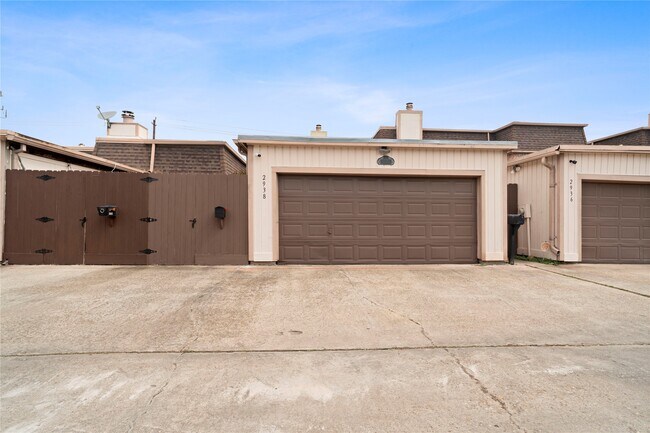 Building Photo - 2938 Camelot Ln