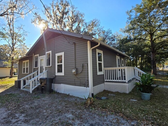 Building Photo - 3/1 - Renovated Ranch-Style home minutes from Downtown