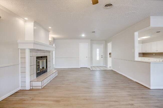 Building Photo - Large 4 bedroom!