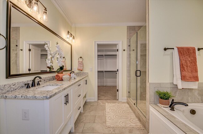 Building Photo - 3067 Rosewood Dr