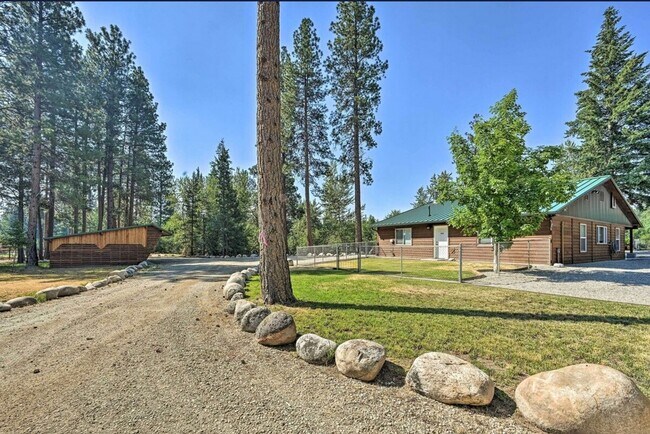 Building Photo - 425 Larch Ln