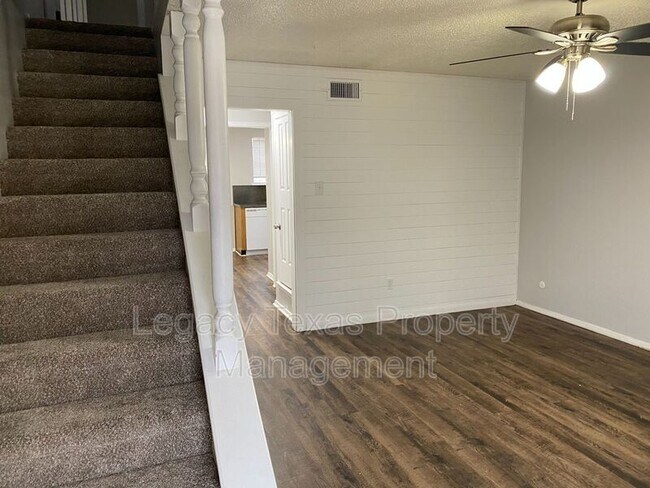 Building Photo - 1604 Sun Valley Dr