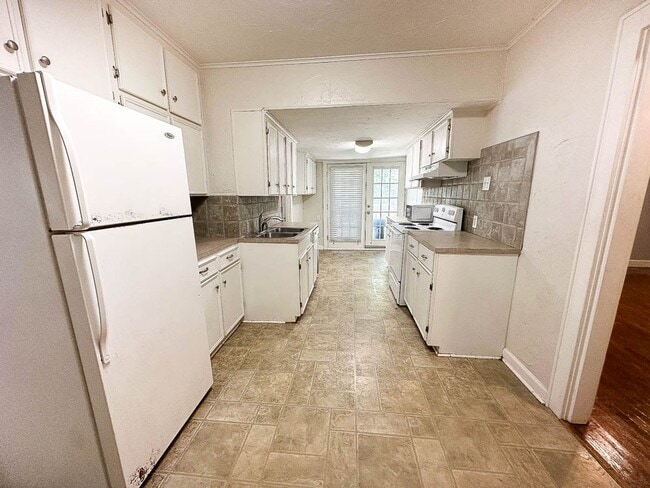 Building Photo - 3 bedroom house in Highland!