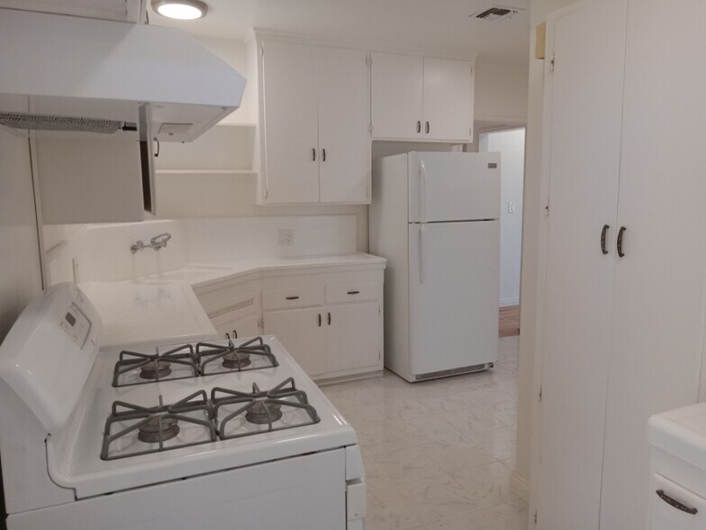 Kitchen with lots of cupboard space - 1501 W Santa Cruz St