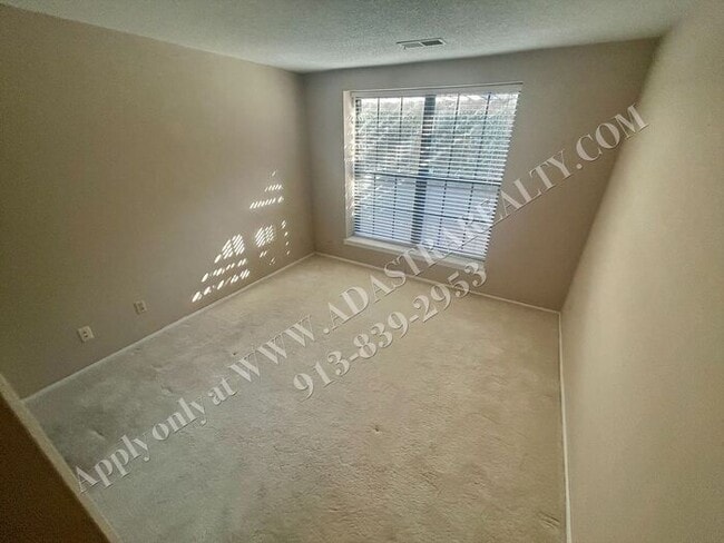 Building Photo - Spacious 2 Bed 2 Bath Ground Floor Unit-Available NOW!!
