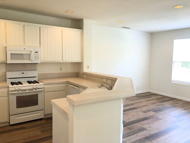 Building Photo - CHARMING 3 BR/2.5 BATH  " TWELVE PICKET LA...