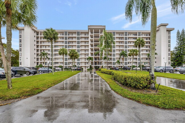 Building Photo - 3100 N Palm Aire Dr