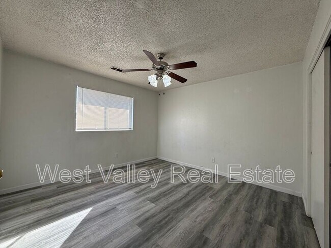 Building Photo - 205 W Ash St