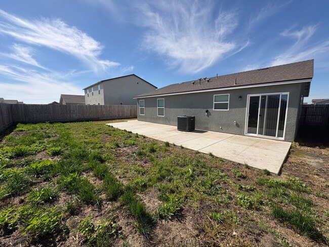 Building Photo - Tulare smart home, DR HORTON built home Available Now! Energy efficient