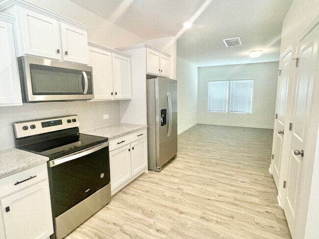 Building Photo - READY IN AUGUST 3 br 2.5 Townhome Near His...