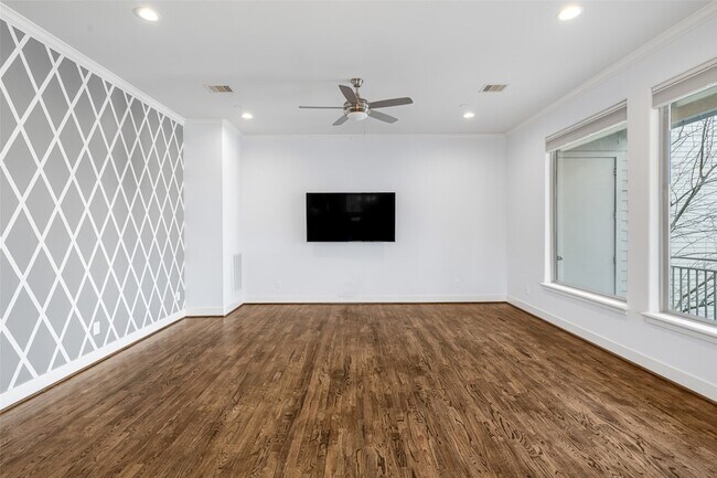 Building Photo - 2324 Camden Dr