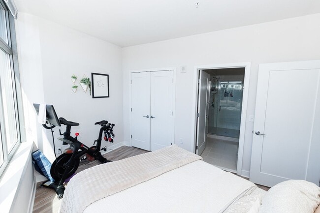 Building Photo - Spacious PENTHOUSE unit has it all! Light filled 1BR/1BA + DEN condo
