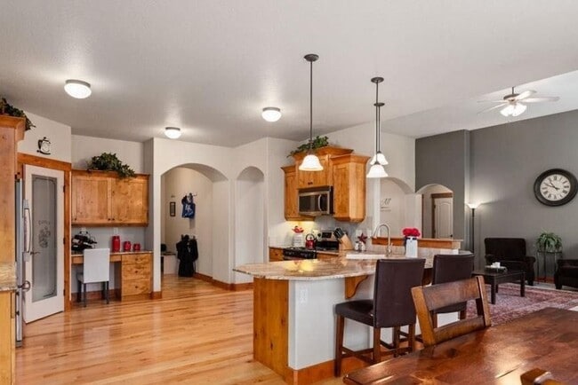 Building Photo - Beautiful 4 bedroom/3 full bath with Large...
