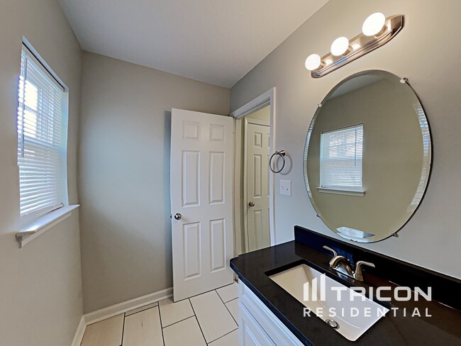 Building Photo - 807 Sinclair Dr
